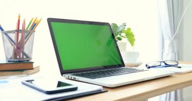 Yeşil ekran ile masa üstünde laptop.