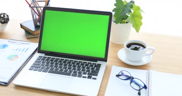 녹색 화면으로 책상에 노트북. — 비디오