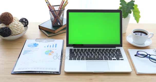 Laptop on desk with green screen. — Stock Video