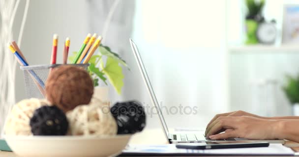 亚洲女人手在膝上型电脑上打字 . — 图库视频影像