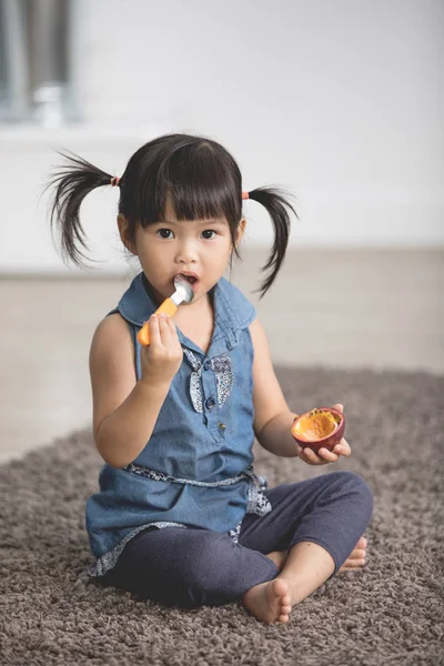 亚洲的可爱的小女孩喜欢吃水果 . — 图库照片