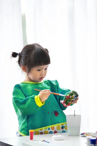 Portret Ładna dziewczynka messily grę z farbami. — Zdjęcie stockowe