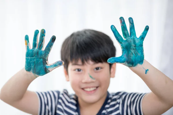 Feliz asiático menino pintura pintura . — Fotografia de Stock