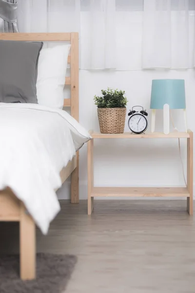 흰 벽과 세련 된 디자인된 보 십 대의 침실 — 스톡 사진