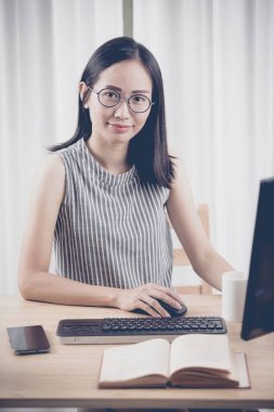 Neşeli iş kadını evde kişisel comouter üzerinde çalışma .