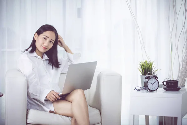 Glada företag dam arbetar på laptop comouter hemma . — Stockfoto