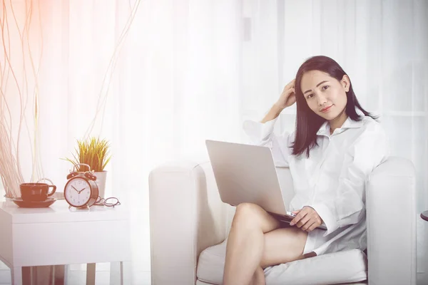 Glada företag dam arbetar på laptop comouter hemma . — Stockfoto