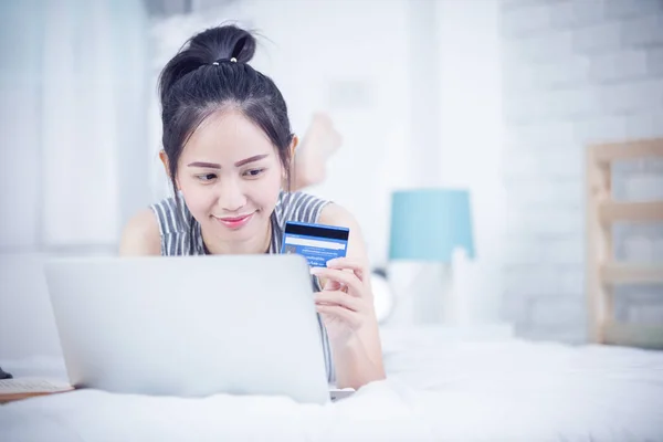 Aziatische leuke vrouw met laptop computer online winkelen op de worden — Stockfoto