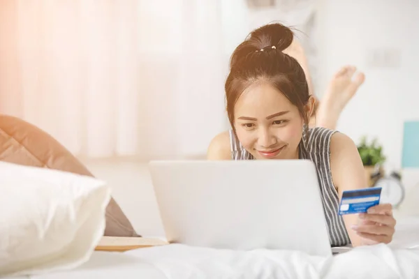 Aziatische leuke vrouw met laptop computer online winkelen op de worden — Stockfoto