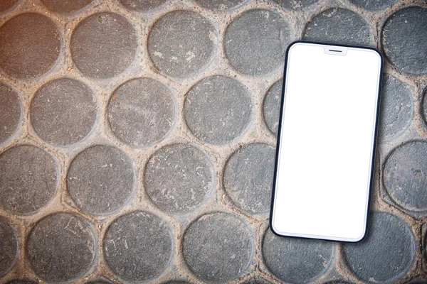 Mobiele telefoon met leeg scherm op steen loopbrug . — Stockfoto