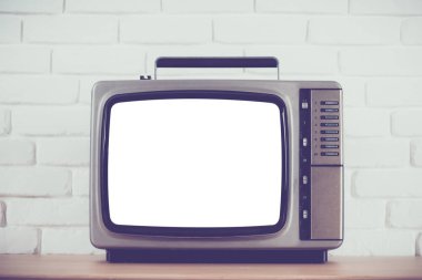 Ekranda beyaz tuğla duvar ile eski televizyon kesip