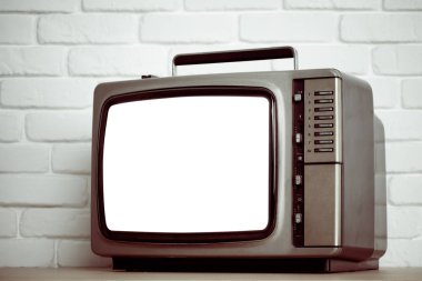 Ekranda beyaz tuğla duvar ile eski televizyon kesip