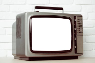Ekranda beyaz tuğla duvar ile eski televizyon kesip
