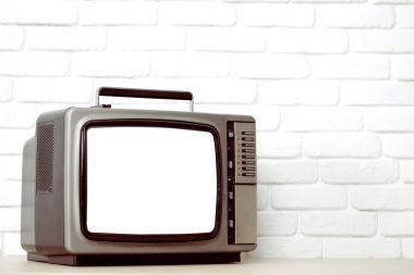 Ekranda beyaz tuğla duvar ile eski televizyon kesip