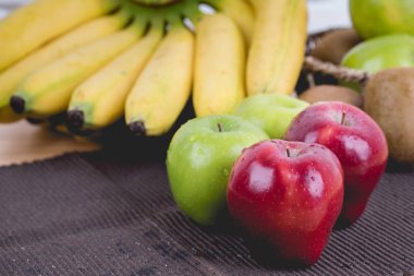 Tahta bir arka planda sepetteki taze meyveler .