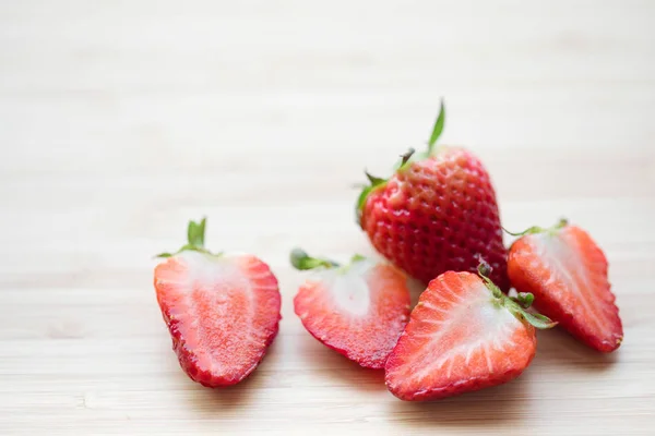 Closeup shot of fresh strawberries on wood table. — Stock Photo, Image