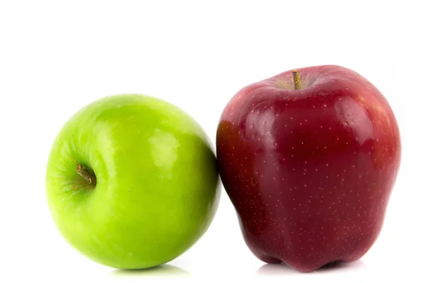 Yeşil ve Kırmızı elma, beyaz arka plan üzerinde izole . — Stok fotoğraf