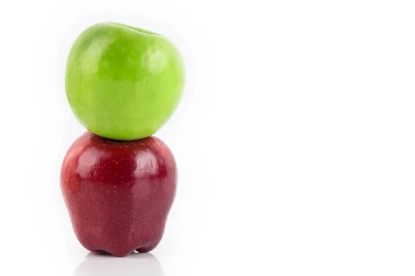 Rode en groene appel, geïsoleerd op witte achtergrond . — Stockfoto
