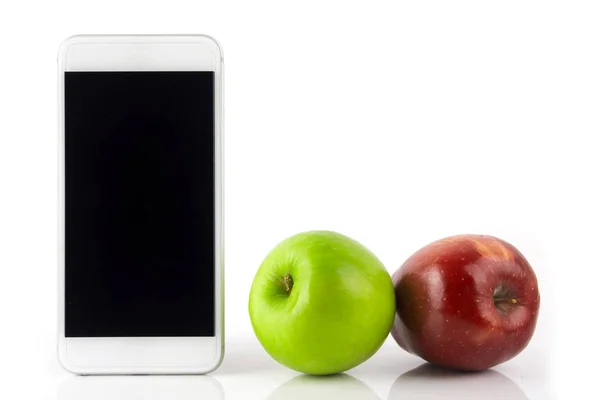 Grüner roter Apfel mit Handy auf weißem Hintergrund. — Stockfoto