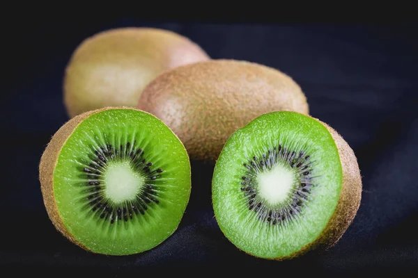 Coapte fructe întregi kiwi și jumătate de fructe kiwi — Fotografie, imagine de stoc