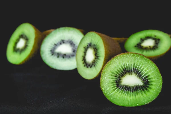 Coapte fructe întregi kiwi și jumătate de fructe kiwi — Fotografie, imagine de stoc