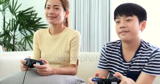 Lycklig Asiatisk Familj Spela Spel Med Leende Ansikte Hemma Thailändska — Stockvideo