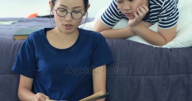 Asya kız kardeşi pratiği ve eğitim genç kardeş evde ciddi bir yüz ile .