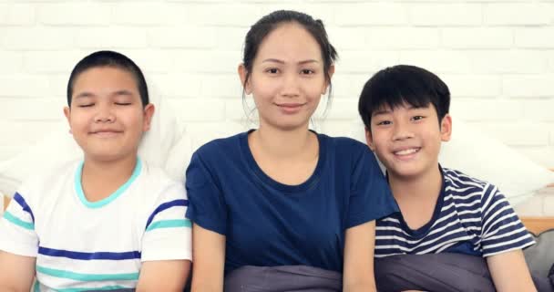 Feliz Asiático Familia Hermana Hermano Amigo Actuando Cara Cama Casa — Vídeo de stock