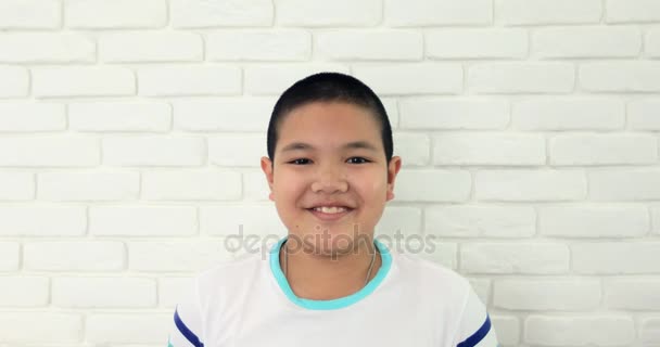 Retrato Niño Asiático Joven Con Una Sonrisa Actuación Enojado Cara — Vídeo de stock