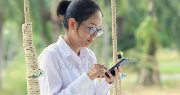 Gelukkig Aziatische Womanhand Mobiele Telefoon Bedrijf Schommel Stoel Met Glimlach — Stockvideo