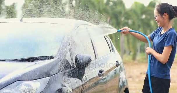 Aziatische Vrouw Wassen Auto Tuin Thuis — Stockvideo