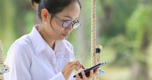 Счастливая Азиатская Женщина Держит Мобильный Телефон Качелях Улыбкой Лице — стоковое видео