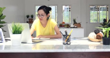 Asyalı kadın evde Online Business.Asian kadınla çalışmaya çalışıyor ile finansal belgeler işyeri ofis.
