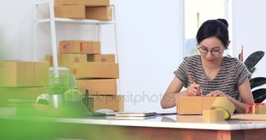 Asyalı kadın çalışma evde Online iş veya KOBİ kavramı ile. Genç sahibi mutlu kadın başlangıç için iş Online sipariş ile mutlu.