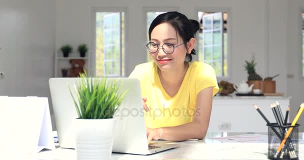 Азиатская Женщина Работающая Дома Онлайн Бизнесом — стоковое видео