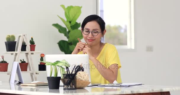 商业女性在办公桌前的办公室大厅里跳舞 面带微笑 — 图库视频影像