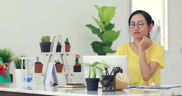 Kobieta Domowym Biurze Cierpiący Bóle Karku Siedzi Przy Biurku Komputer — Wideo stockowe