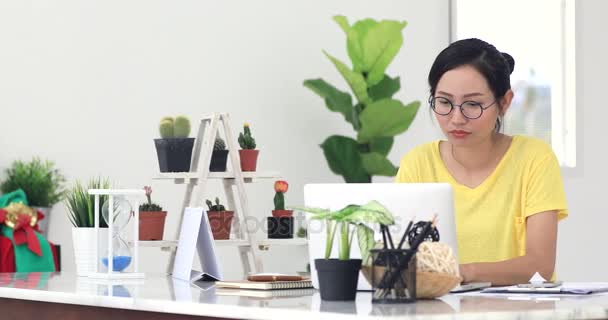 Ofis Bilgisayar Masa Başında Oturan Boyun Ağrısı Muzdarip Kadında — Stok video
