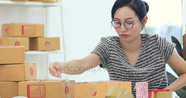 アジアの女性は オンライン ビジネスや中小企業概念と一緒に家で働きます 若い所有者不幸な女性ビジネス オンライン注文と幸せのために開始 — ストック動画