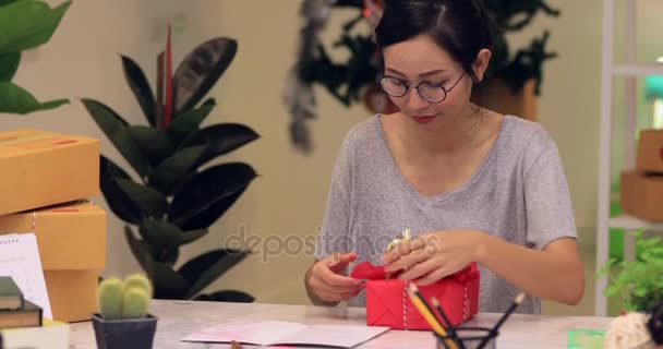 Close Asian Cute Girl Warping Gift Box Writing Happy Card — Stock Video