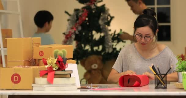 Mulher Asiática Embrulhando Caixa Presente Natal Outro Feriado Artesanal Presente — Vídeo de Stock
