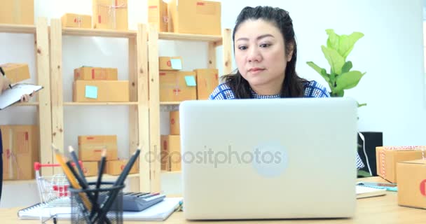 Zwei Asiatische Frauen Die Hause Arbeiten Junge Unternehmen Gründen — Stockvideo