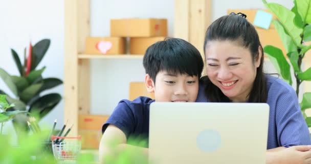 Aziatische Gelukkige Familie Moeder Zoon Kijken Lachen Terwijl Het Zoeken — Stockvideo