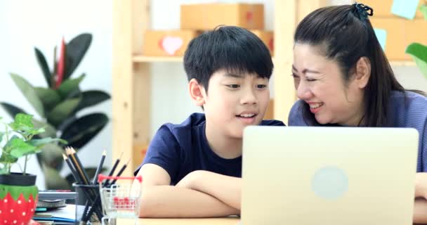 Ασιατικές Ευτυχισμένη Οικογένεια Μητέρα Και Γιος Βλέποντας Και Γέλιο Ενώ — Αρχείο Βίντεο