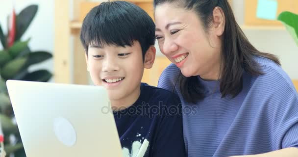 Feliz Asiático Familia Madre Hijo Viendo Risa Mientras Busca Computadora — Vídeo de stock