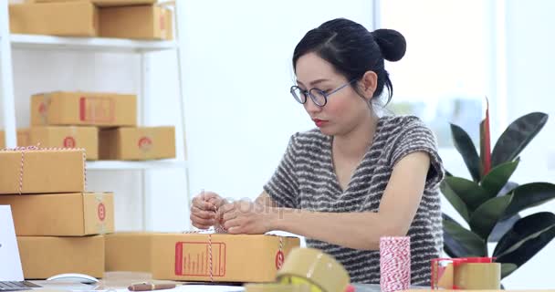 亚洲妇女在家工作与网上业务或中小企业概念 年轻的老板快乐的女人开始为业务在线快乐与订单 — 图库视频影像