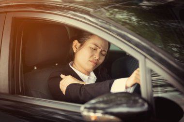 Onu arabanın içine oturan Asyalı kadın sürücü vurguladı