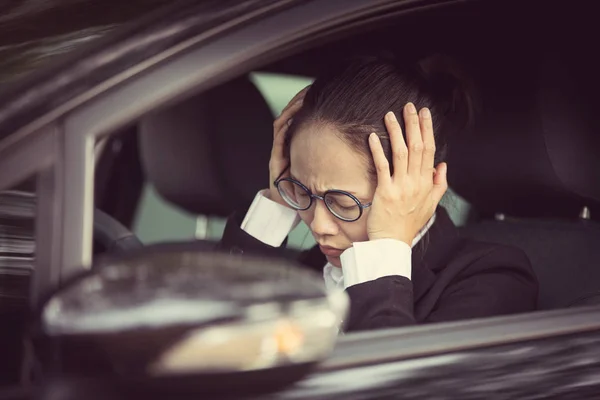 Benadrukt van Aziatische vrouw bestuurder zit in haar auto — Stockfoto