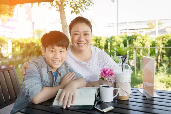 Asiatiska boy med mor undervisning och lärande dina läxor hemma — Stockfoto