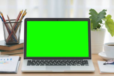 Laptop ile akıllı telefon defter ve kahve Kupası 